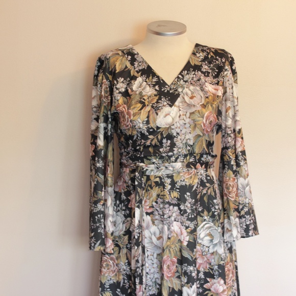 VINTAGE 1970s Bell Sleeve Floral Dress - Picture 2 of 10